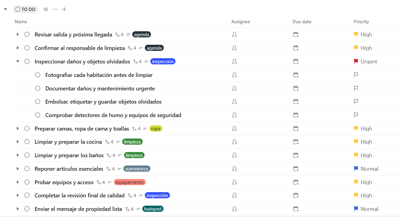 Vista de Lista de ClickUp con tareas y subtareas de la checklist de cambio Airbnb